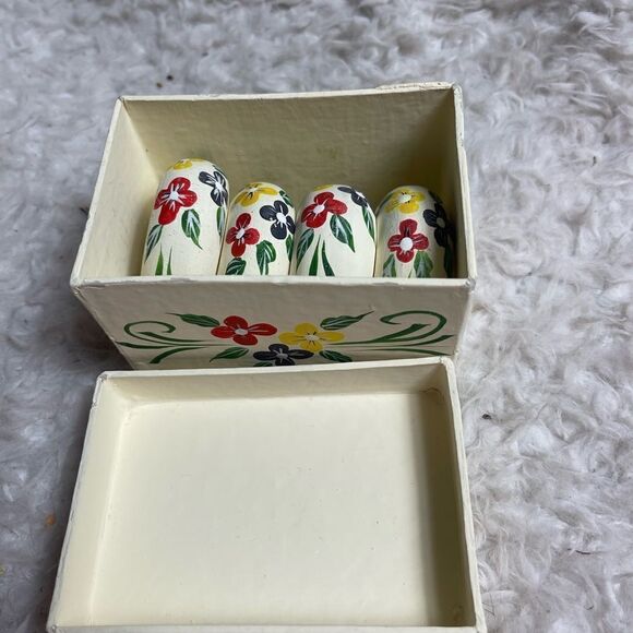 Home trends Vintage wood Painted Napkin Rings (4) with Matching Painted Box - Picture 6 of 11